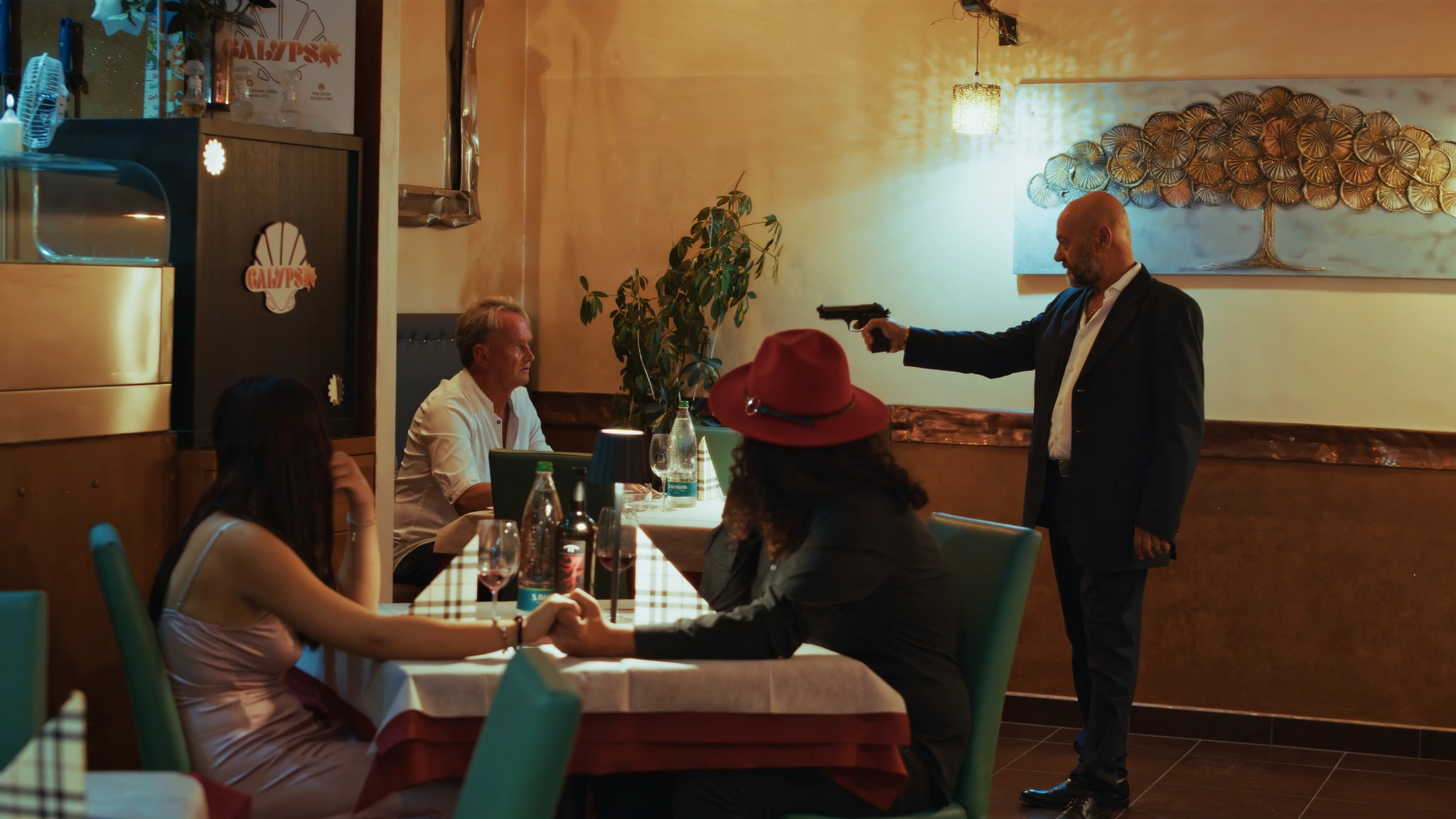 Scena al ristorante con personaggi riuniti intorno a un tavolo