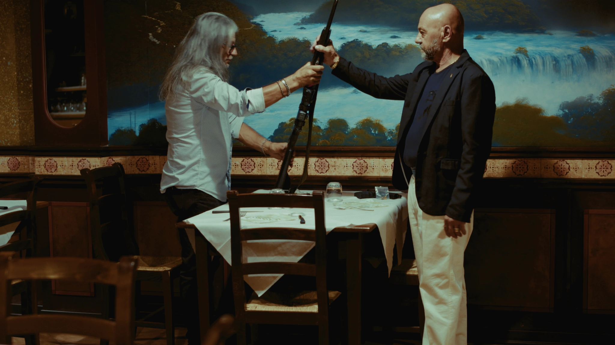 Confronto fra due personaggi nel ristorante
