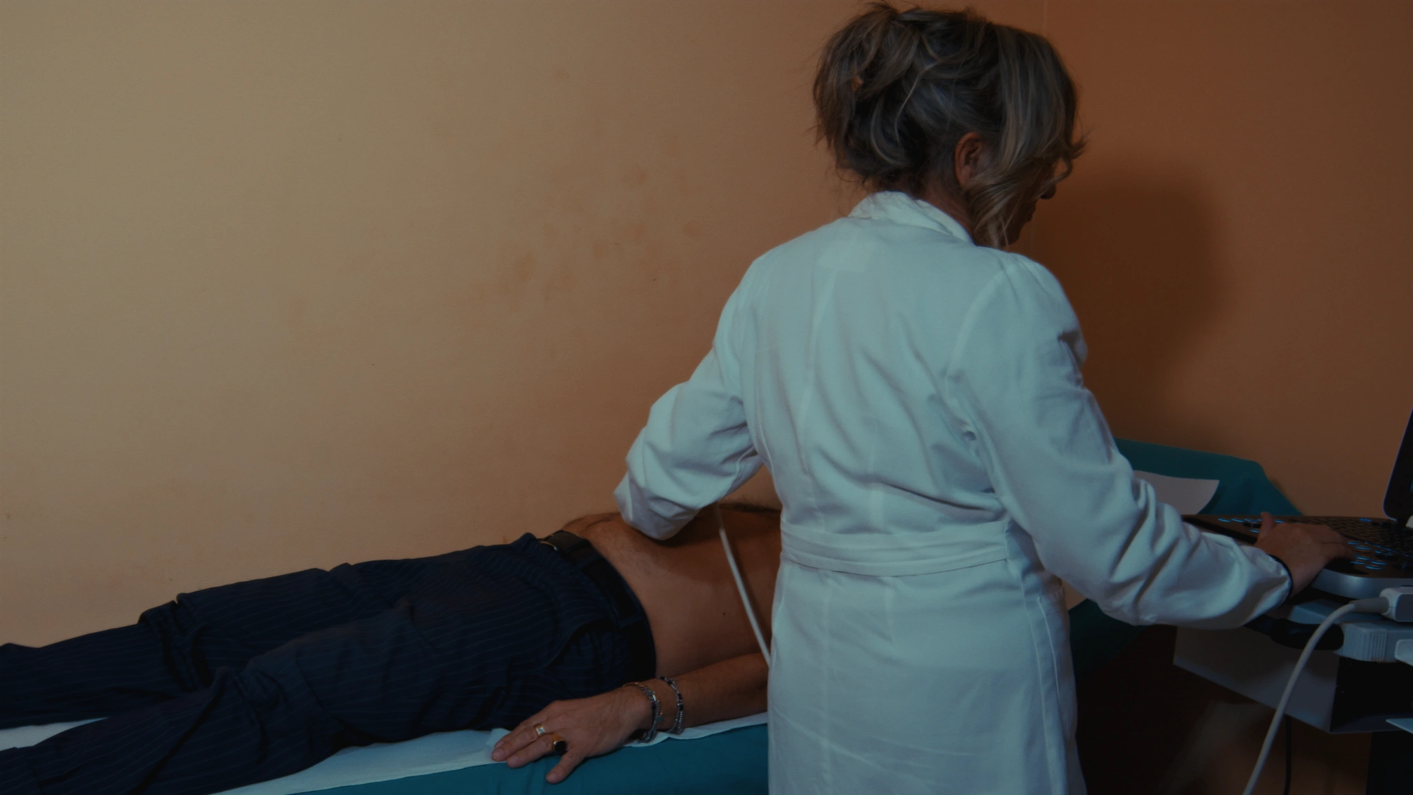 Una donna accanto a un uomo disteso sul letto