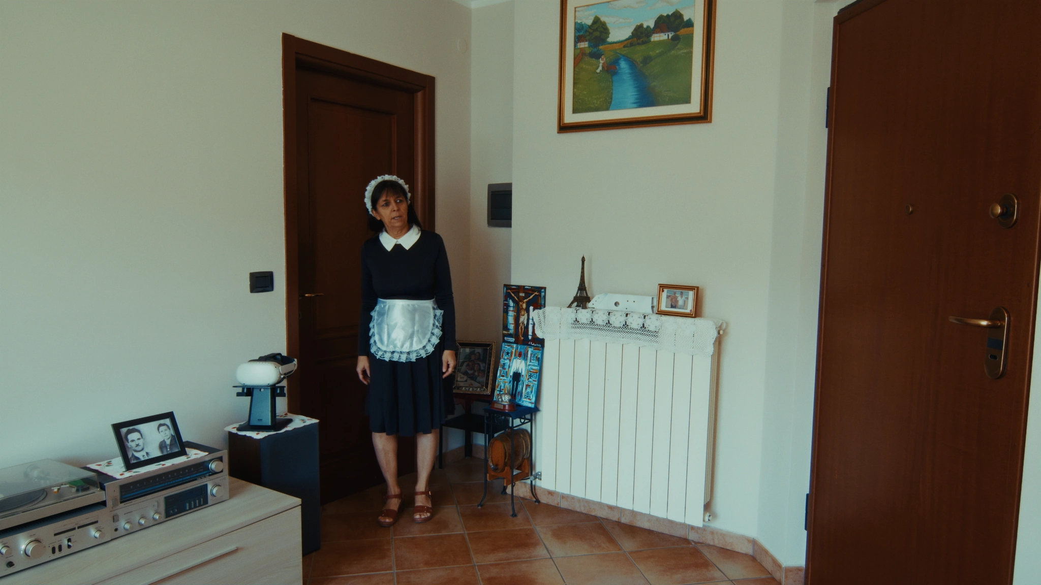 Un personaggio sulla soglia di una stanza