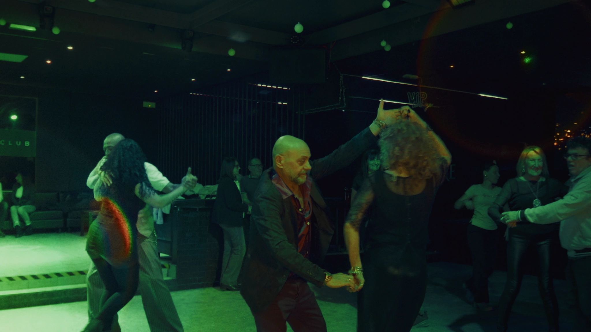 Sequenza del film in un locale da ballo